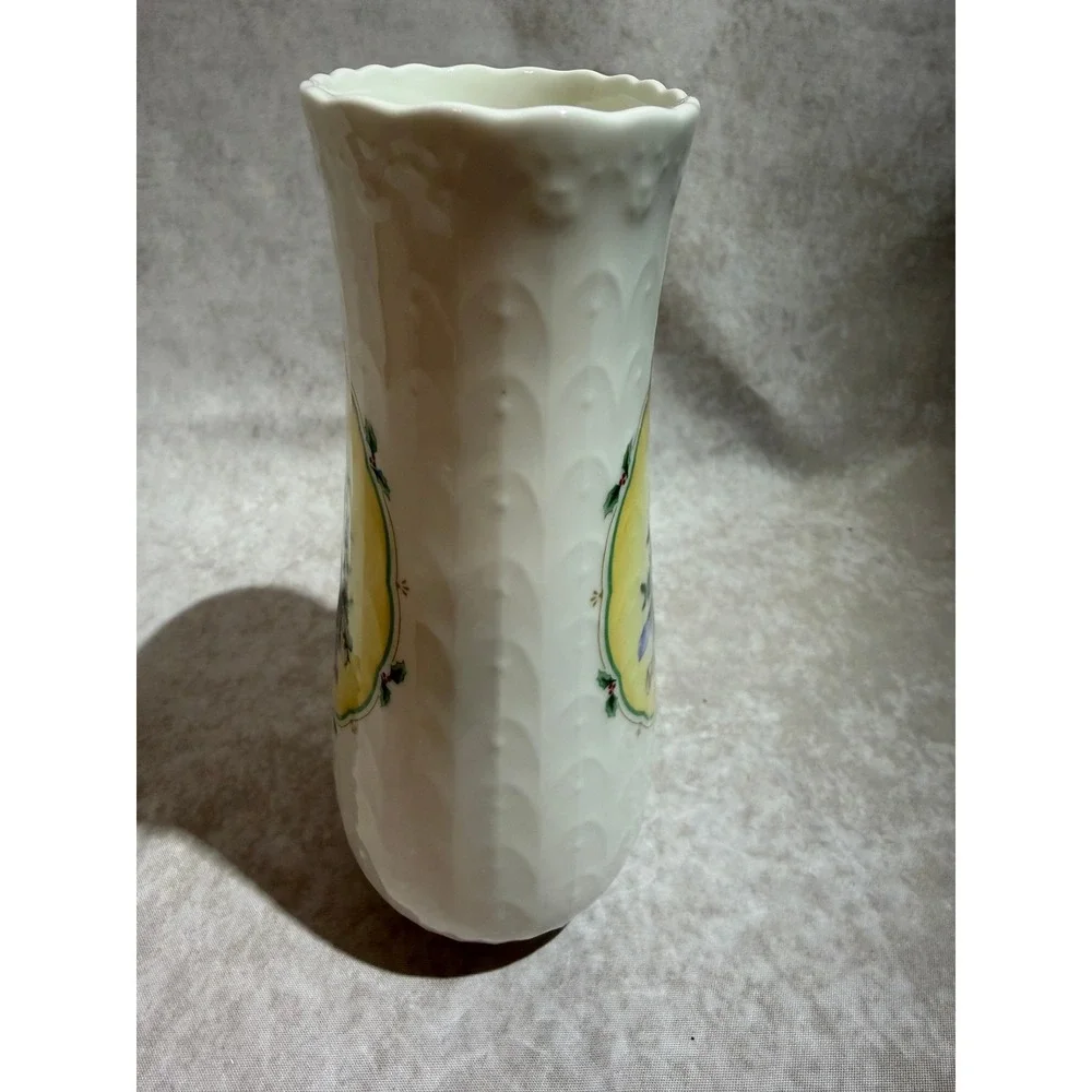 Mikasa Christmas Morning Bone China Vase B2040 Holiday‎ Tree Japan Scalloped